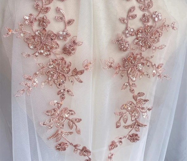 Broderie en sequins et perles 32 x 14 cm 1 paire Application décorative en polyester avec sequins et perles pour la décoration de robes, vêtements et accessoires rose foncé