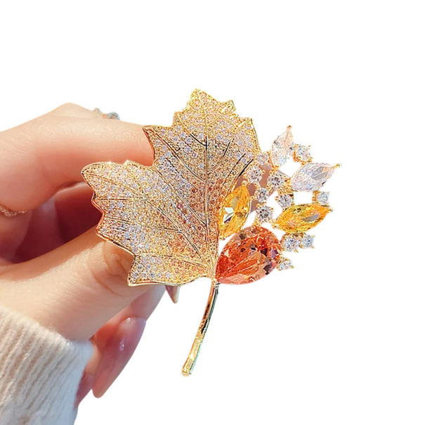 Broșă de modă aurie în formă de frunză de arțar cu suprafață de cristal și pietre colorate strălucitoare Accesoriu elegant din bijuterii vegetale portocale