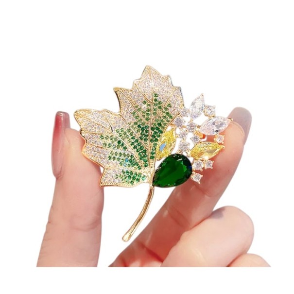 Broșă de modă aurie în formă de frunză de arțar cu suprafață de cristal și pietre colorate strălucitoare Accesoriu elegant din bijuterii vegetale verde