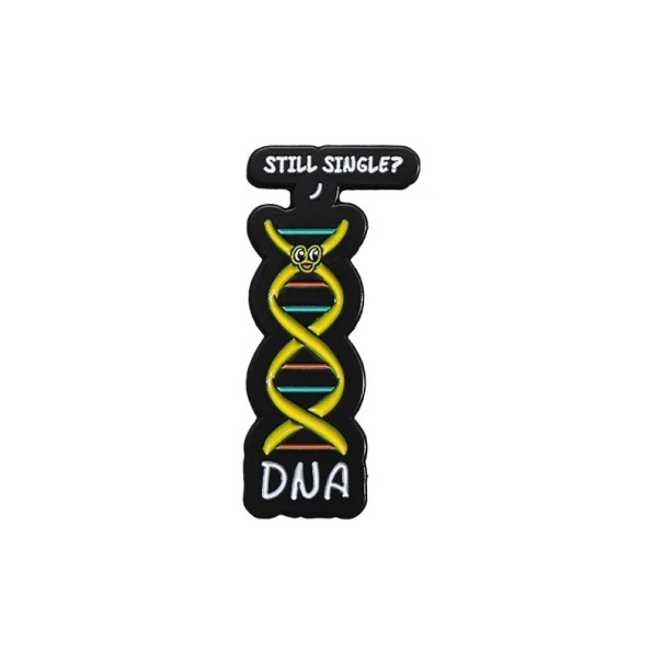 Broșă DNA Still Single cca 2,8 x 1,3 cm insignă metalică multicoloră pentru îmbrăcăminte rucsac geantă motiv DNA și text Still Single 1