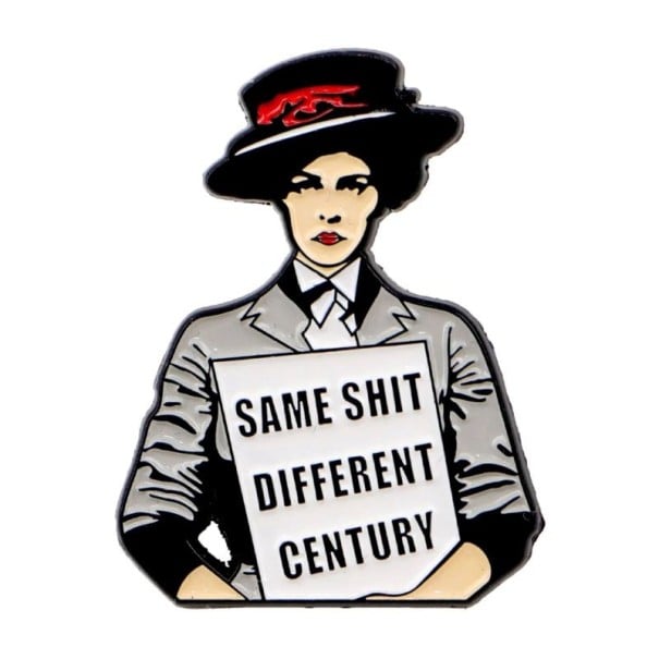 Broșă emailată cu figură și textul Same Shit Different Century cca 2,7 x 3,5 cm pin negru-alb pentru îmbrăcăminte, rucsac, accesoriu 1