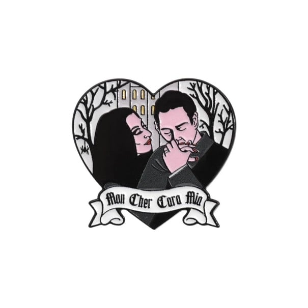 Broșă metalică cu două personaje din familia Addams în formă de inimă cca 2,8 x 3 cm pin insignă multicolor Halloween motiv decorare pentru îmbrăcăminte rucsac 1