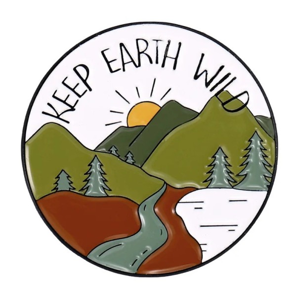 Broši pin Keep Earth Wild motivi vuoret ja joki 3 x 3 cm metallinen monivärinen lisävaruste reppuun vaatteisiin vaellukseen luontoon 1