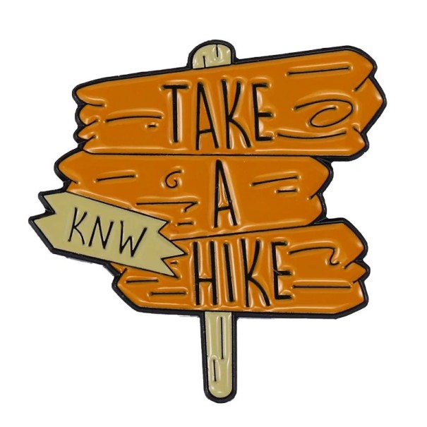 Brož odznak pin Take a hike motiv směrová cedule 3 x 2,8 cm kovový oranžový doplněk na batoh oblečení turistika outdoor 1