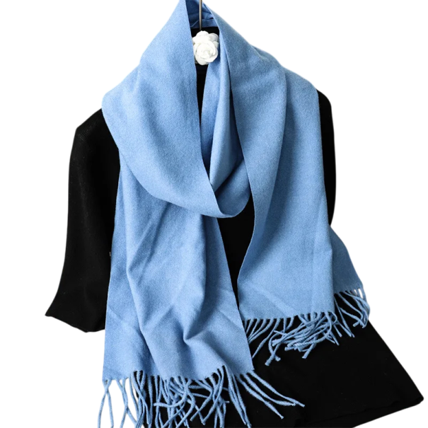 Bufanda de mujer 33x180 cm Bufanda suave de un solo color con flecos Accesorio ligero y cálido de poliéster Bufanda elegante para otoño e invierno azul claro