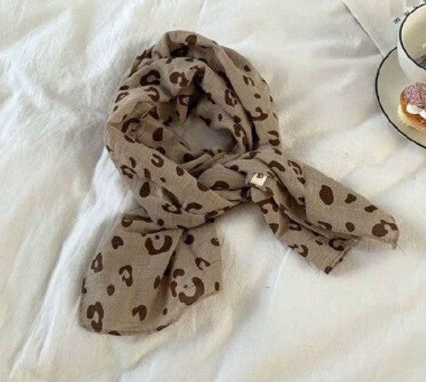 Bufanda infantil con estampado de leopardo marrón