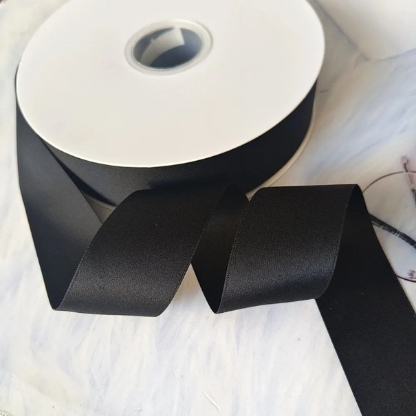 Bunte Dekorationsband 3,8 x 450 cm Vielseitiges Geschenkband für Geschenke, Dekorationen, Arrangements und Basteln in praktischer Rolle schwarz