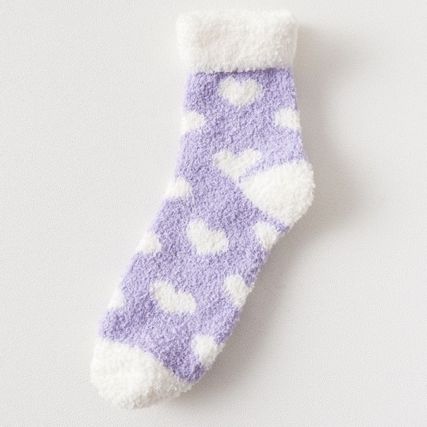 Calcetines cálidos de mujer con corazones. morado
