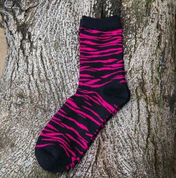 Calcetines de hombre con motivo de cebra rosa oscuro