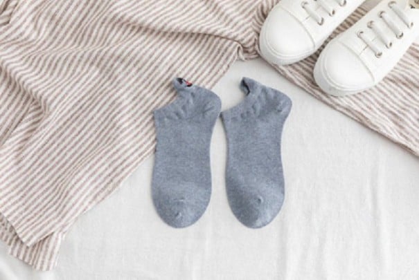 Calcetines de mujer con divertidos bordados gris