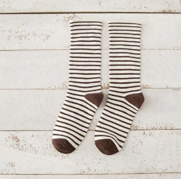 Calcetines de mujer con rayas marrón