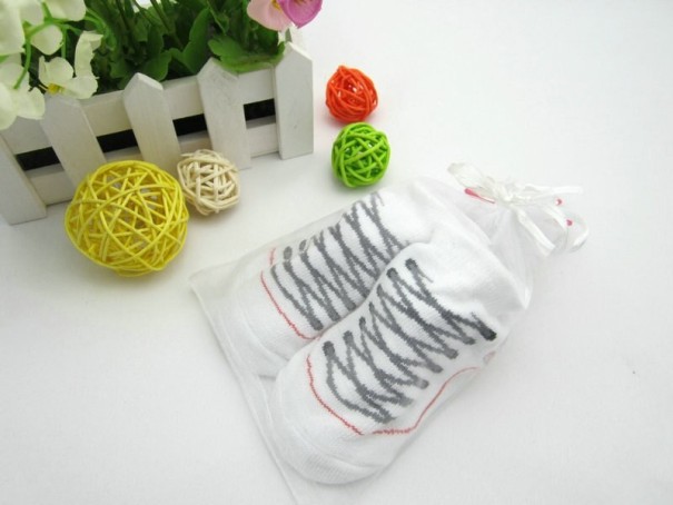 Calcetines infantiles con motivo de zapatillas blanco