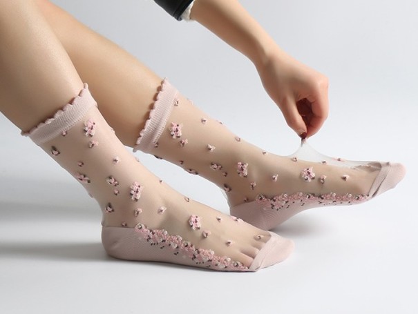 Calcetines transparentes de mujer con flores. rosa