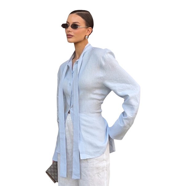 Camicia da donna azzurro chiaro con maniche lunghe e lacci sul retro, spacchi sui fianchi e lunga cintura da annodare attorno al collo L