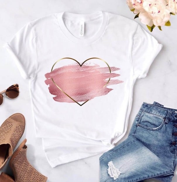Camiseta branca feminina com impressão de coração S 1