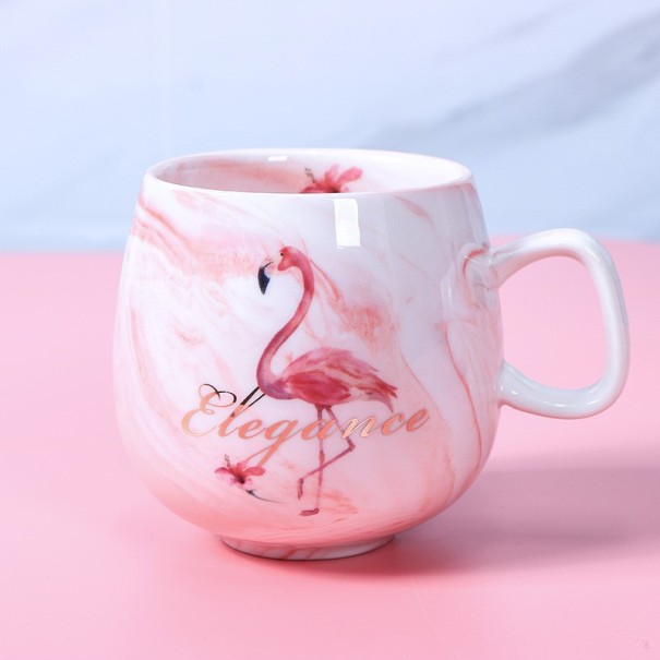 Caneca marmoreada com flamingo rosa