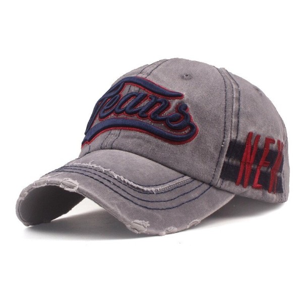Cap mit der Aufschrift T83 grau