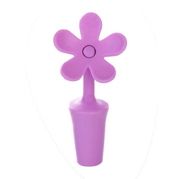 Capacul sticlei în formă de floare violet