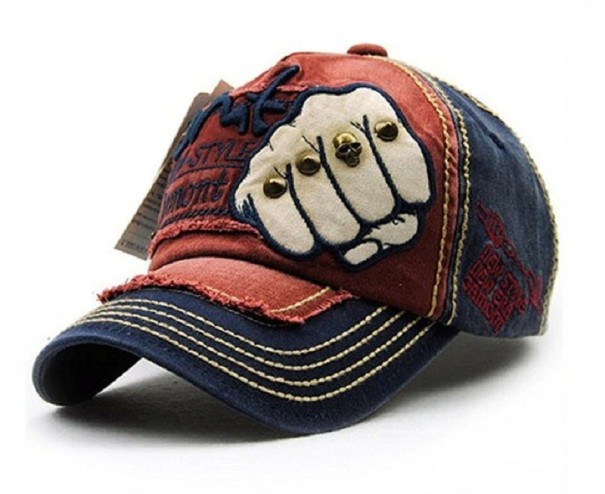 Cappellino con pugno 1