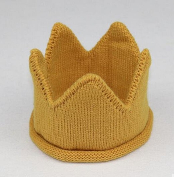 Cappello all'uncinetto per bambini a forma di corona giallo scuro