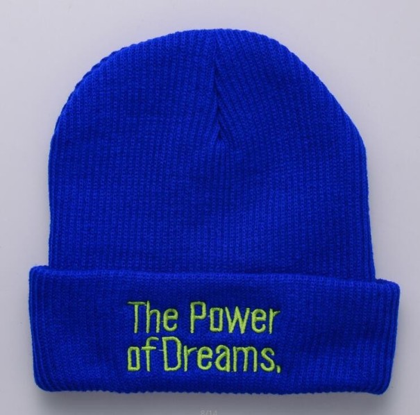 Cappello invernale con scritta blu