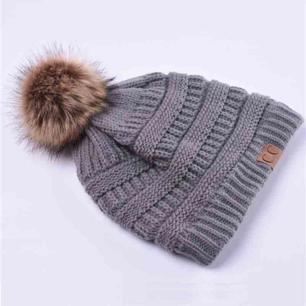 Cappello invernale da donna con pompon J2863 grigio