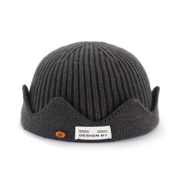 Cappello invernale lavorato a maglia grigio scuro
