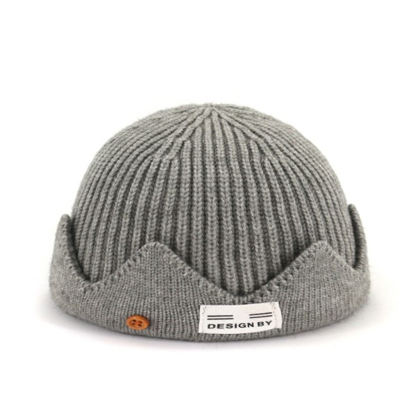 Cappello invernale lavorato a maglia grigio