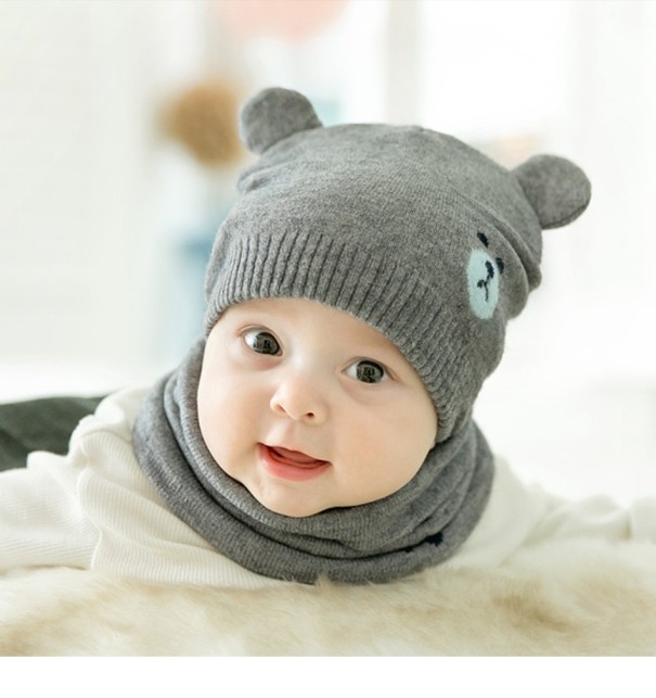 Cappello lavorato a maglia per bambini con orecchie + scaldacollo J2460 grigio