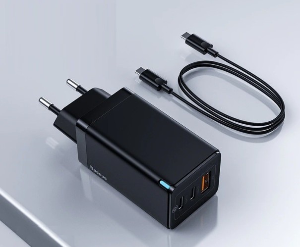 Carregador GaN Quick Charge com cabo preto