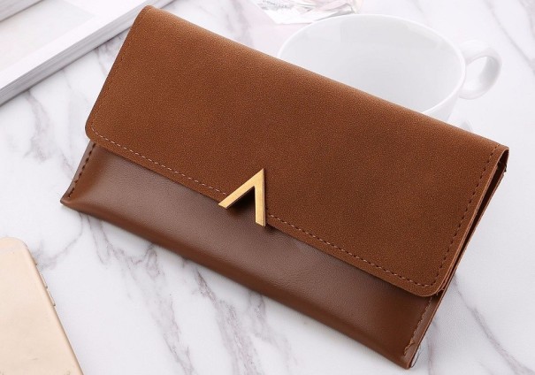 Cartera de mujer con detalle dorado marrón