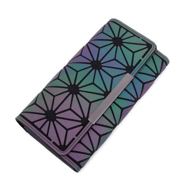Cartera de mujer fabricada en material reflectante. 2
