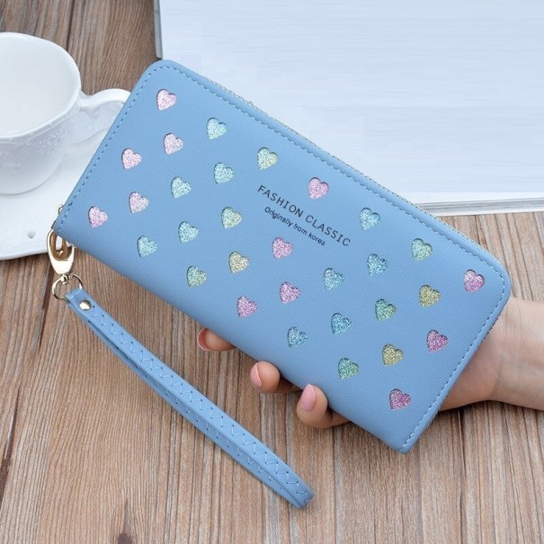 Cartera de piel para mujer con corazones azul claro