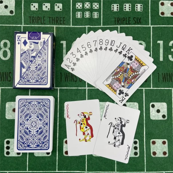 Cartes à jouer en plastique étanches 54 pièces avec finition mate et motif 5735 adaptées pour le poker, le rami ou la canasta, dimensions 58 x 88 mm bleu