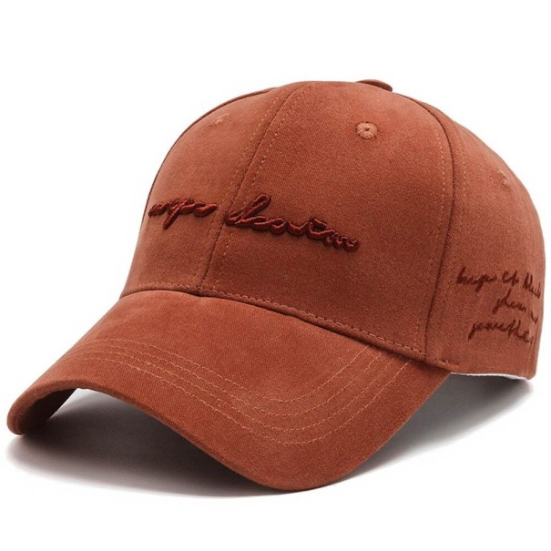 Casquette avec inscription T84 brique