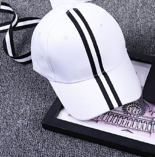Casquette pour femme avec un ruban noir et blanc blanc