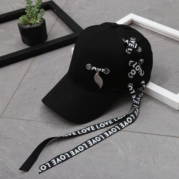 Casquette pour femmes avec des rubans décoratifs et un pendentif en forme de feuille Casquette de baseball en coton avec œillets en métal noir