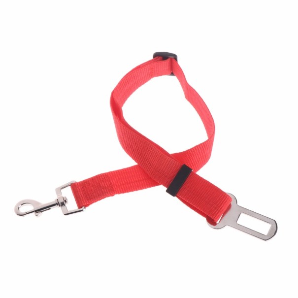 Ceinture de sécurité pour chien dans la voiture rouge