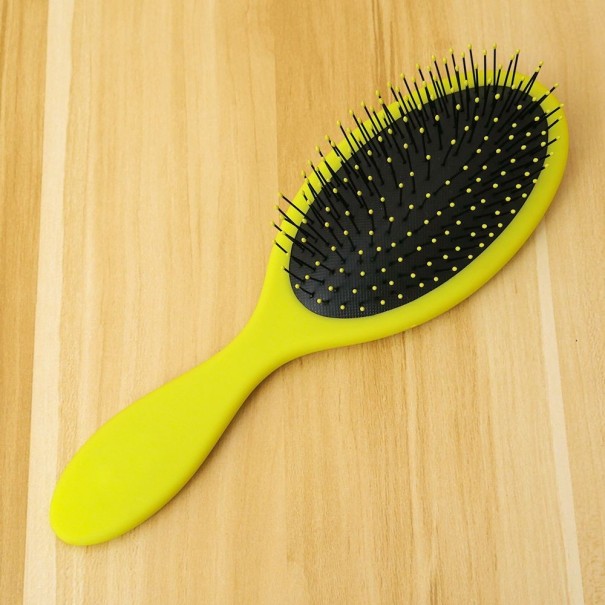 Cepillo de pelo de color amarillo