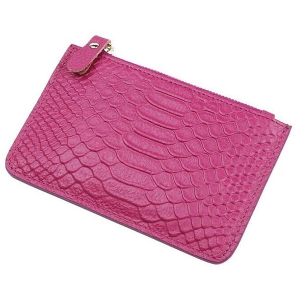 Cestovné puzdro na doklady z pravej kože s reliéfnym plazím vzorom Ploché prevedenie so zipsom a koženým pútkom Rozmery 15 x 9,5 cm tmavo ružová