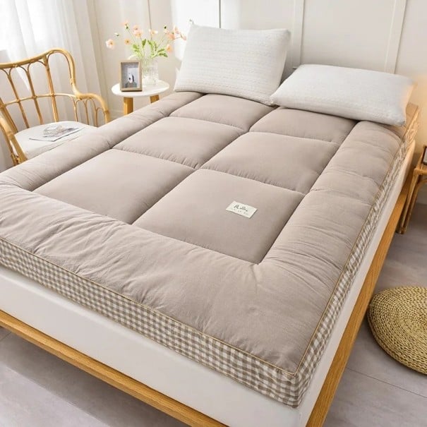 Cestovní matrace 90x200x10 cm, prošívaný topper s polštářkovou strukturou a kostkovaným lemem, na podlahu, kemp, chatu i pro hosty khaki
