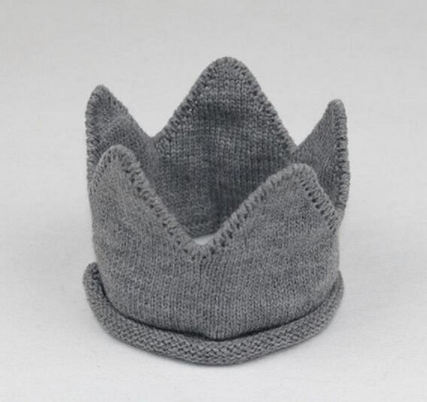 Chapeau en crochet pour enfant en forme de couronne gris
