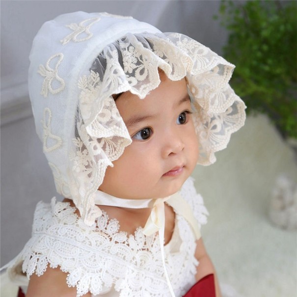 Chapeau en dentelle pour fille avec volants blanc
