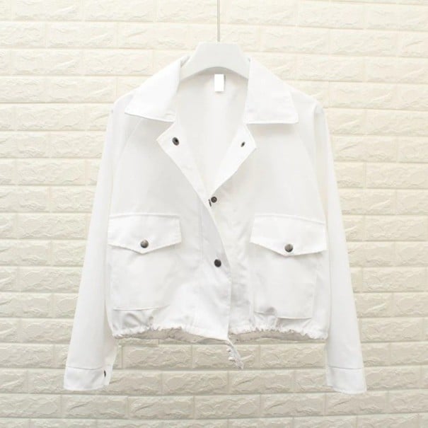 Chaqueta corta de primavera para mujer con cuello ancho Dos grandes bolsillos con solapas Cierre con botones de metal Cordón ajustable blanco