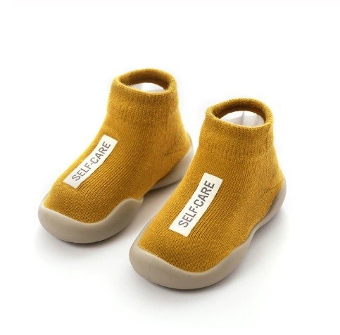 Chaussettes pour bébés avec semelle en caoutchouc jaune foncé 12-18 mois