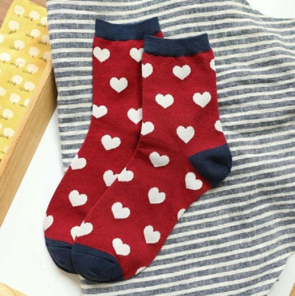 Chaussettes pour femmes avec des cœurs rouge