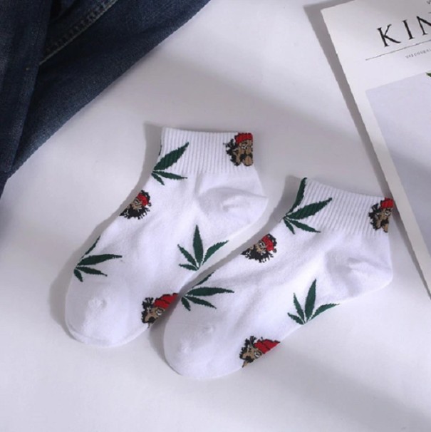 Chaussettes pour femmes avec des feuilles de cannabis blanc