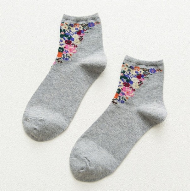 Chaussettes pour femmes avec des fleurs gris