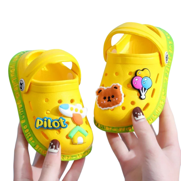 Chaussons en caoutchouc pour enfants avec décorations 3D d'ours et d'avion Chaussons respirants avec des trous et une sangle arrière Chaussons légers pour la maison et l'extérieur jaune 21