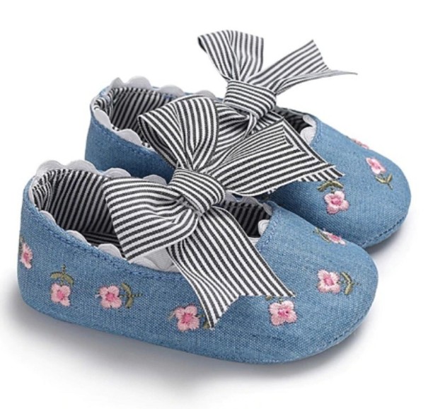 Chaussons pour filles avec des fleurs A2488 bleu 6-12 mois